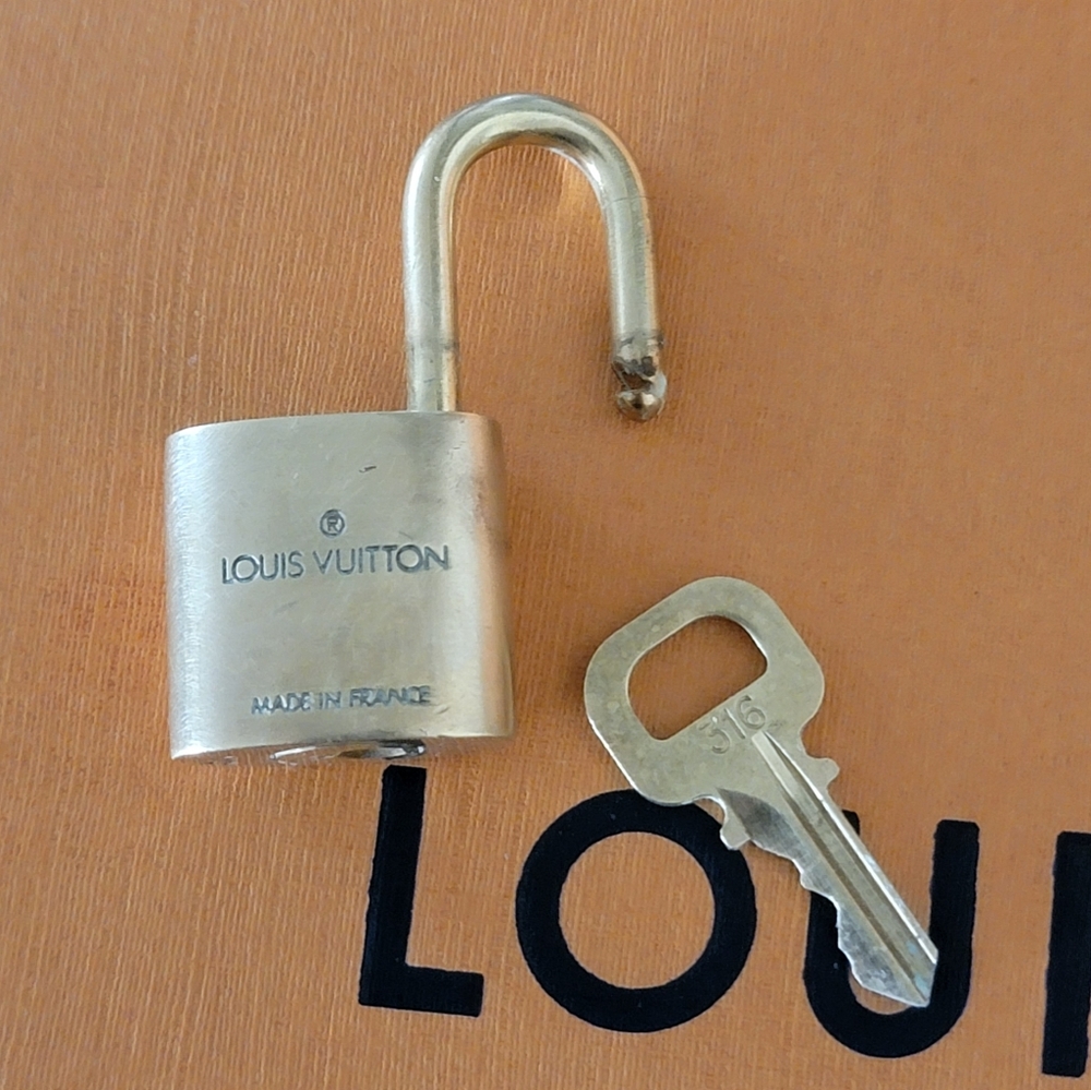 Authentic Gold Louis Vuitton Key and Lock #316🔒🔑 - Picture 4 of 8